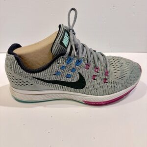 Soft gray Nike running shoe zoom structure 19